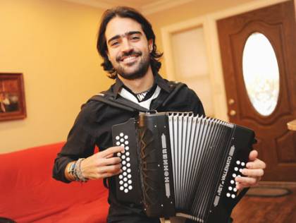 music-news-musician-with-accordion